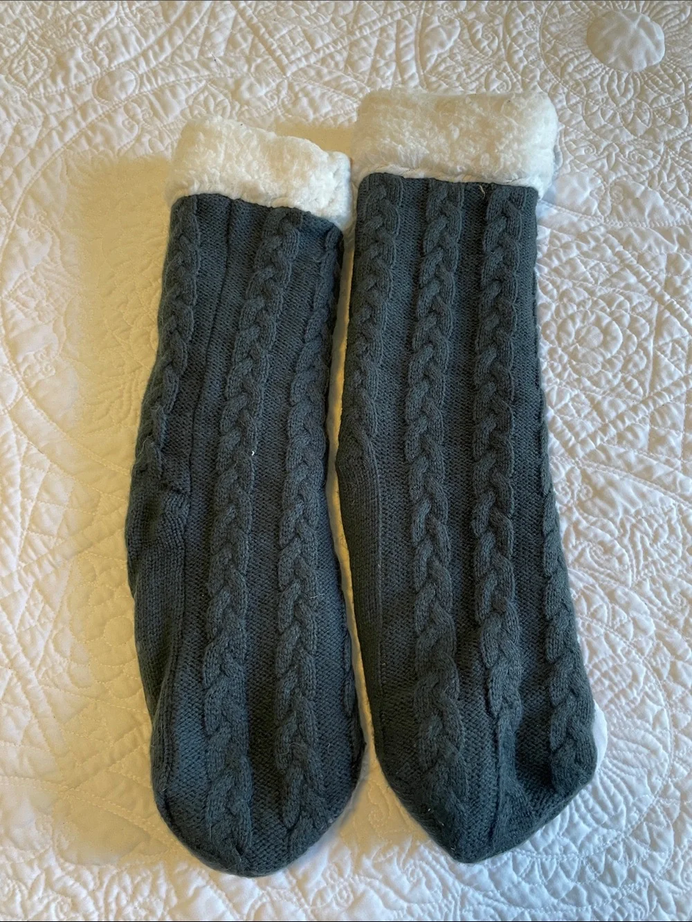 HUGGLE Plush-Lined Cable Knit Gripper Socks in Dark Gray